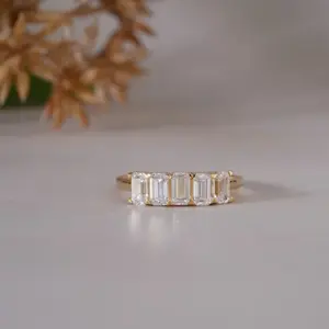 Élégante bague demi-éternité en or jaune avec diamant taille princesse pour femme, cadeau de mariage, de fiançailles ou d'anniversaire, bijoux raffinés - Product Image 5