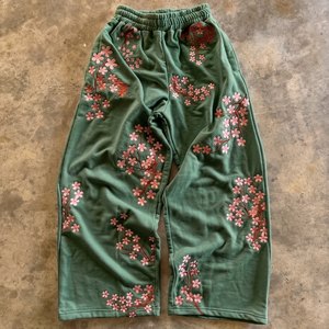 Pantalon de survêtement vert brodé de fleurs de cerisier pour homme, taille élastique, décontracté, motif floral fait main, en coton mi-lourd, idéal pour le printemps - Product Image 1