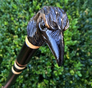 Canne de marche en bois sculptée à la main, design rustique écologique de luxe, tête de corbeau, cadeau de retraite fait main - Product Image 3