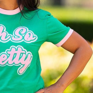 T-shirt brodé personnalisé vert pour femme avec inscription « Oh So Pretty », manches courtes, col rond, bordure rose, style décontracté et tendance - Product Image 6