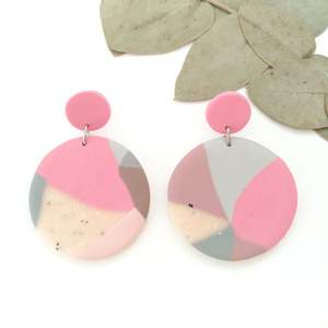 Boucles d'oreilles en résine élégantes, finition brillante, design moderne, durables, luxe, mode, par des artisans expérimentés, accessoires de bijoux - Product Image 6