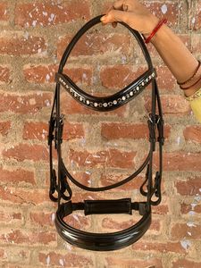 Brida de cuero de lujo para caballo con forma anatómica y acolchado suave, con parte trasera recortada y costuras elegantes, con hebilla. - Product Image 3