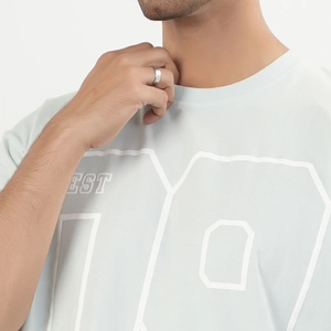 เสื้อยืดแขนสั้นสีฟ้าอ่อนสำหรับผู้ชาย พิมพ์ลายด้านหน้า ทรงหลวม สวมใส่สบาย ผ้าฟลีซ เป็นมิตรกับสิ่งแวดล้อม ระบายอากาศได้ดี แห้งเร็ว คอกลม - Product Image 4