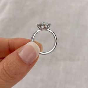 Anillo de Compromiso Delicado con Moissanita Corte Pera, Oro Amarillo de 14K, Anillo de Promesa con Racimo, Regalo de Joyería Fina para Mujer, Aniversario de Bodas - Product Image 5