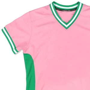 Camiseta de béisbol de manga corta con cuello en V rosa y verde para mujer, de la hermandad, que absorbe la humedad, de ajuste regular, con bloques de color sólido. - Product Image 3
