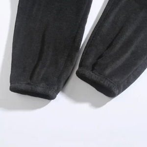 Survêtement en polaire conçu pour un style hivernal et un confort durable, avec un tissu doux, une chaleur légère et un style décontracté pour tous les jours. - Product Image 4