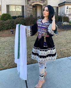 Vestido de novia afgano de terciopelo color granate intenso con bordado pesado de Tilla dorada y detalles auténticos de paneles tribales. - Product Image 3