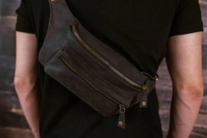Riñonera de Cuero de Diseño Personalizado 2025, Bolso de Cintura Estilo Urbano, Bolso Bandolera Moderno de Gran Tamaño para Mujeres y Hombres, Compatible con Laptop - Product Image 2
