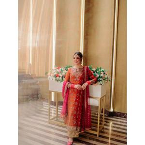 Realza la Belleza de tu Armario con el Conjunto de Salwar Kameez de Georgette y Conjunto de Fiesta con Estampado en Relieve de Zain Exports - Secado Rápido para Todas las Estaciones - Product Image 2