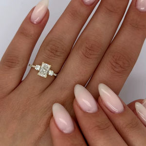 Bague de fiançailles en moissanite taille radiant, or massif 14 carats, trois pierres, bijoux fins pour femme, idéale pour les fêtes et les cadeaux – Nouveauté très prisée - Product Image 5