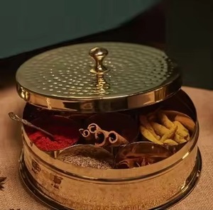 Boîte de rangement pour épices de luxe en métal avec couvercle décoratif, idéale pour organiser les masala de cuisine, solution de rangement pour les essentiels de cuisine - Product Image 5