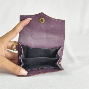 Elegante Cartera Corta Unisex de Cuero Genuino con Diseño a Cuadros Morado y Blanco, Plegable, Anti-robo, con Cierre de Botón - Product Image 3