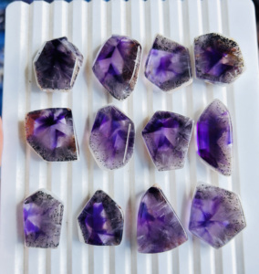 Tranches d'améthyste de haute qualité, cabochons de pierres précieuses en vrac, formes variées, lot de tranches d'améthyste en vrac pour la fabrication de bijoux - Product Image 1