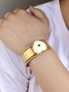 Pulsera de lujo con diseño de corazón tallado a mano en piedra sintética color marfil, con detalles de esmeralda y circonita cúbica, chapada en oro de 18k. - Product Image 3