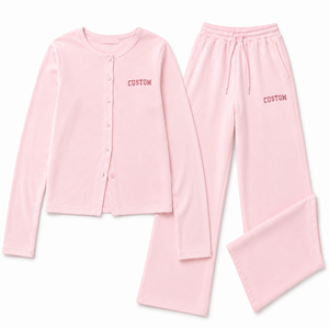 Ensemble de survêtement rose pour femme avec haut à boutons et pantalon large, tenue décontractée de fitness, ensemble deux pièces personnalisable avec logo - Product Image 3