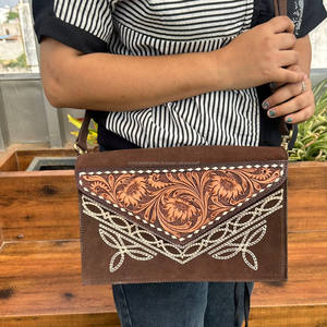 Bolso bandolera de cuero de gamuza auténtica con puntada de bota a mano de diseño moderno personalizado para mujer, bolso portátil Floral de piel de vaca - Product Image 2