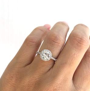Anillo de Compromiso con Diamantes de Corte Moderno para Mujer, Plata de Ley con Baño de Rodio, Regalo de Alta Calidad para Aniversario o Boda - Product Image 6
