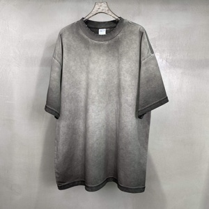 เสื้อยืดโอเวอร์ไซส์สีดำพิมพ์ลายกราฟิกสไตล์วินเทจแบบย้อมสีเอซิดสำหรับผู้ชาย ขายส่งแบบ OEM เสื้อยืดเนื้อหนักแบบซักแล้ว พิมพ์ลายด้วยเทคนิค DTG - Product Image 1