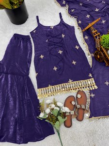 Ensemble Anarkali brodé violet avec bordure miroir, robe coupe classique et dupatta, vêtements pakistanais pour mariage, Diwali et fêtes - Product Image 6