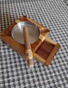 Cenicero de Madera Natural con Múltiples Soportes para Cigarrillos - Product Image 1