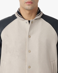 Blouson universitaire pour homme avec manches en cuir PU, corps beige, fermeture boutonnée, style décontracté universitaire, logo imprimé sur le devant, idéal pour l'automne - Product Image 6