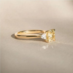 Anillo de Tres Piedras de Diamante Cultivado en Laboratorio, Corte Radiante, 1.50CT, Oro Amarillo, Joyería Fina para Novia, Venta al Por Mayor - Product Image 3