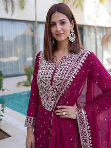 ชุดส่าหรีอินเดียผ้าจอร์เจตต์เทียมปักลายดิ้นทองพร้อมซีควินส์ มีไซส์พลัสสำหรับผู้หญิง - Product Image 5