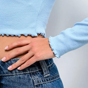 Camiseta corta de punto acanalado para mujer al por mayor, con aberturas florales, elástica, ajustada, estilo casual Y2K, fabricante de camisetas para mujer - Product Image 4