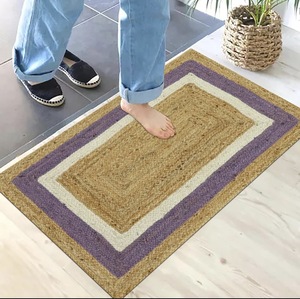 Alfombra de yute natural hecha a mano con borde morado y blanco – Alfombra rústica ecológica - Product Image 1