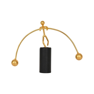 Figura Moderna Abstracta de Hombre Equilibrista en Dorado Metálico, Juguete Cinético de Péndulo para Mesa, Escultura con Base Cilíndrica Negra - Product Image 5