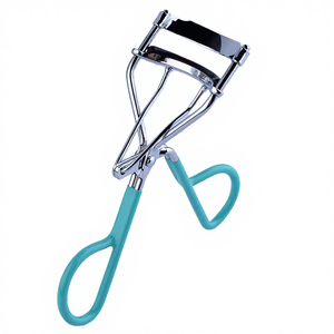 Recourbe-cils Premium pour femmes avec design incurvé de précision, coussinets en silicone doux, poignée confortable pour un effet naturel et rehaussé - Product Image 4