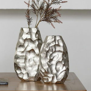 Jarrón de Aluminio Fundido, Exhibidor Decorativo Premium, Diseñado para Promover Temas Interiores Elegantes y Ambientes Sofisticados - Product Image 6
