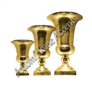 Jarrón de metal dorado contemporáneo con estética moderna, ideal para una decoración elegante del hogar por Axiom Home Accents - Product Image 4