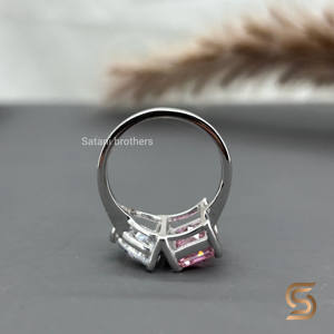 Elegante conjunto de anillos de corte radiante en oro de 18 quilates con moissanita blanca en forma de pera para mujer, procedente de la India. - Product Image 6