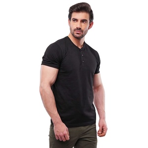 เสื้อยืดเฮนลีย์ผู้ชายทรงเข้ารูปสีดำ คอวี แขนสั้น ผ้าถัก 100% คอตตอน ระบายอากาศได้ดี ดีไซน์เรียบง่าย รับผลิตตามสั่งขายส่ง - Product Image 3