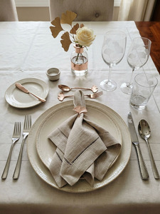 Serviettes en tissu faites à la main en gros, carrées, en lin naturel, avec ourlet festonné, lavables en machine, durables, pour la maison, l'hôtel et les événements - Product Image 4