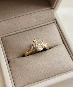 Bagues de fiançailles en diamant 2 carats, or massif 14k 18k, solitaire serti clos, taille ovale, diamant de laboratoire, trois pierres, minimaliste, bande de 3mm, fabricant - Product Image 3