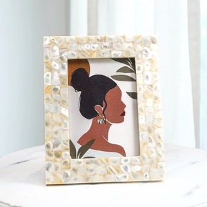 Cadre photo en MOP de qualité supérieure pour la décoration du salon, de la chambre ou du bureau, disponible au meilleur prix - Product Image 1