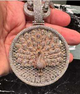 Luxira Jewels Colgante de Plata 925 con Moissanita, Diseño de Pavo Real, Corte Brillante Redondo, Amuleto Tipo Moneda, Bañado en Rodio, Joyería Hip Hop - Product Image 3