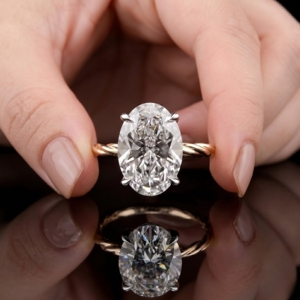 Anillo de compromiso con diamante cultivado en laboratorio de corte ovalado de 2.0 CT, oro amarillo macizo de 14K con tallo retorcido y halo oculto, anillo de boda para ella. - Product Image 6