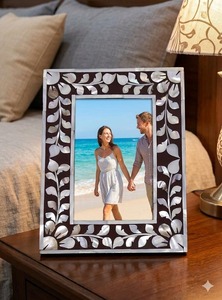 Marcos de fotos de resina con incrustaciones de MOP pulido, perfectos para regalar. - Product Image 3
