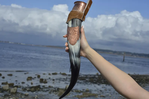 Copa de Vino Blanco Estilo Vikingo Hecha a Mano, Auténtica, Duradera, Clásica, Ecológica y Apta para Lavavajillas - Product Image 4