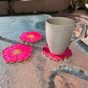 La colección de posavasos de resina de lujo ofrece artesanía de alta calidad y durabilidad. - Product Image 4