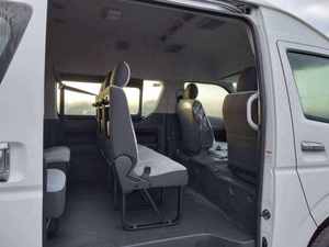 USADO para Hiace Mini Van Techo Alto 2.5L Turbo Transmisión Manual 5 Asientos Interior de Cuero Oscuro Volante a la Izquierda Neumáticos R21 - Product Image 3