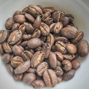 Grains de café Robusta de haute qualité pour la vente en gros, offrant une saveur riche et une qualité exceptionnelle pour la torréfaction. - Product Image 4