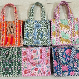Sac de plage pour femme en gros, sac fourre-tout floral doux en toile matelassée avec monogramme, mini sac fourre-tout pour femme - Product Image 1