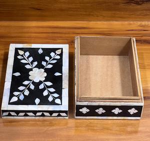 Boîte cadeau moderne en soie sérigraphiée avec incrustation de nacre noire et blanche pour la Saint-Valentin, artisanat de la région de l'Uttar Pradesh - Product Image 4