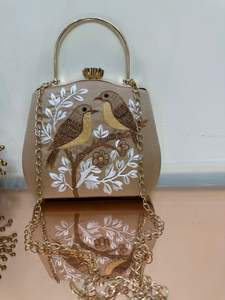 Bolso de Mano Clásico de Terciopelo Bordado con Diseño de Media Luna y Perlas, Elegante Bolso de Noche con Correa de Cadena - Product Image 4