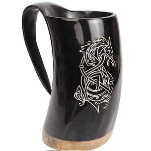 Verre à bière artisanal authentique en corne naturelle polie, personnalisable, motif feuille minimaliste de 15 cm, idéal pour les fêtes - Product Image 1