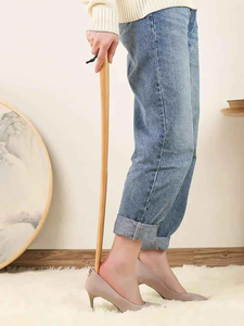 Cuchara para Zapatos Larga de Madera con Imán y Cuero, Accesorio Práctico para Calzarse Zapatos, Artesanía Natural - Product Image 3